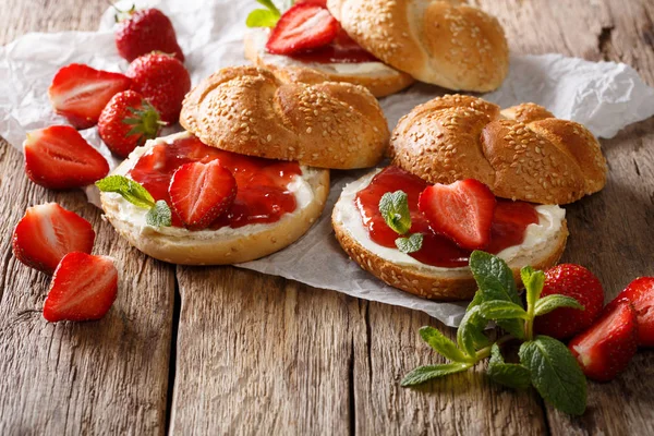 Breakfast bun with strawberry jam, fresh berries, cream and mint — Stock Photo, Image