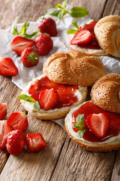 Zoete broodjes met aardbei jam, verse bessen en mint clo — Stockfoto