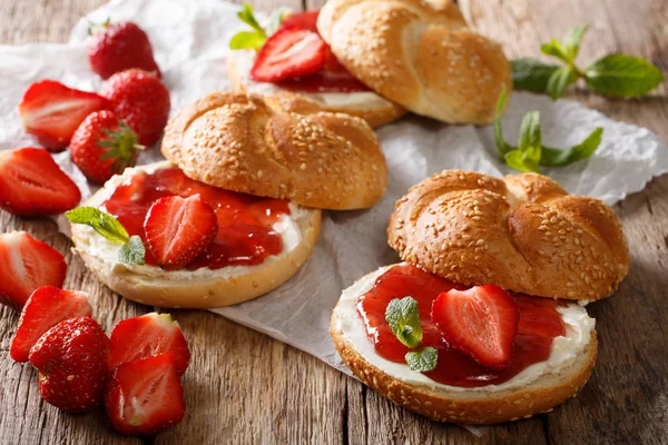 Buns with strawberry jam, fresh berries, cream cheese and mint c — Stock Photo, Image