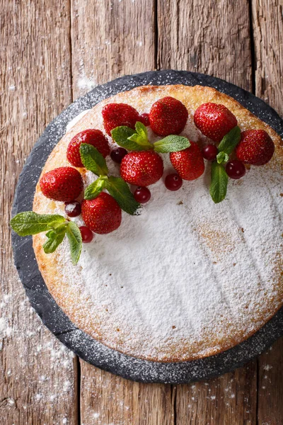 Victoria sandwich taart gedecoreerd met aardbeien en munt clos — Stockfoto