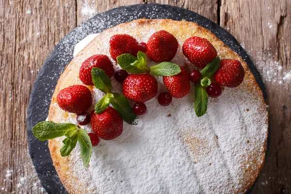 Victoria sandwich taart gedecoreerd met aardbeien en munt clos — Stockfoto