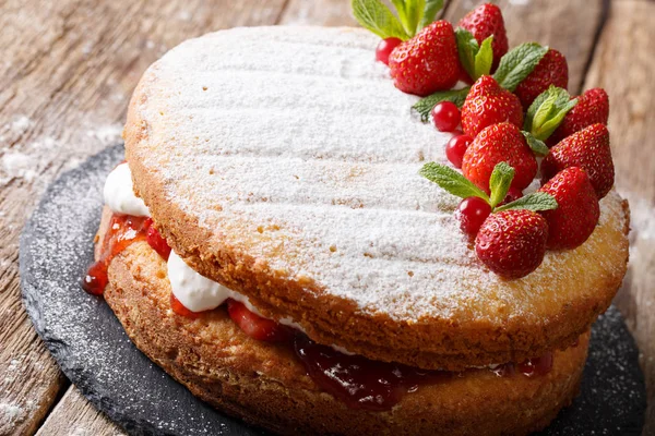 Victoria sandwich taart, versierd met aardbeien, veenbessen — Stockfoto