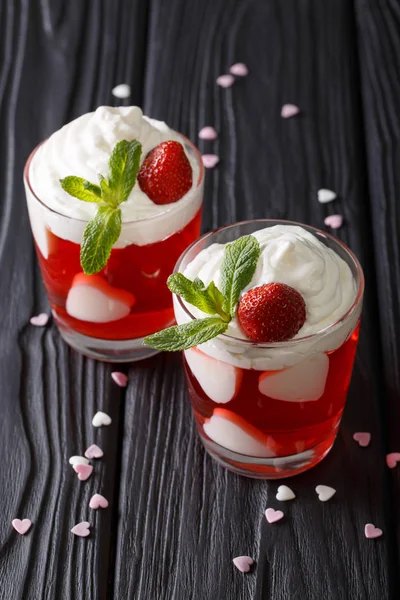 Bellissimo dessert alla fragola, decorato con cuori e mi fresco — Foto Stock