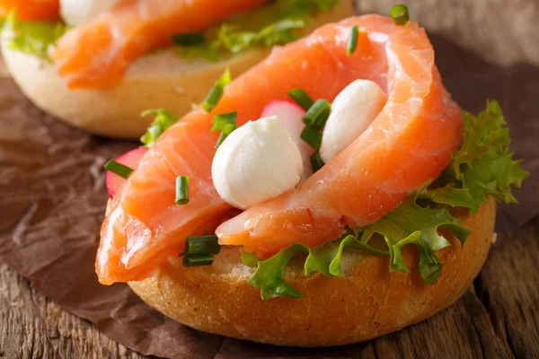 Delicioso sanduíche com salmão, queijo mussarela e rabanete clo — Fotografia de Stock