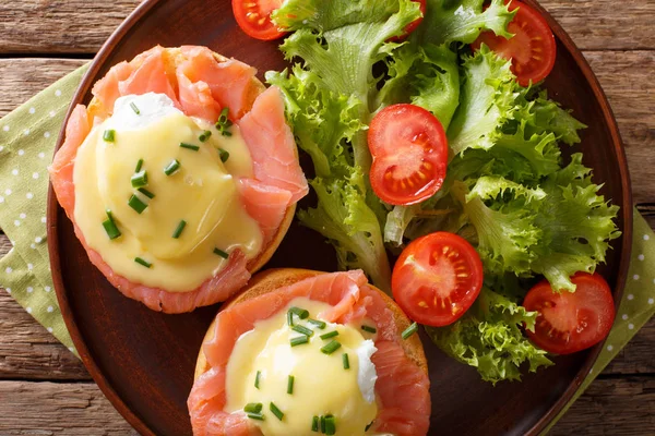 Eggs Benedict with salmon and hollandaise sauce close-up. horizo — Stock Photo, Image