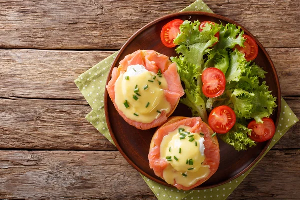 Obfite śniadanie: gotowany jaja z łososiem i sosem holenderskim — Zdjęcie stockowe