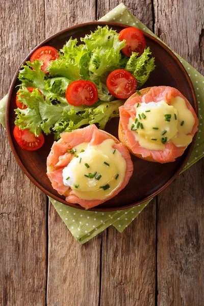 Hearty breakfast: poached eggs with salmon and hollandaise sauce — Stock Photo, Image