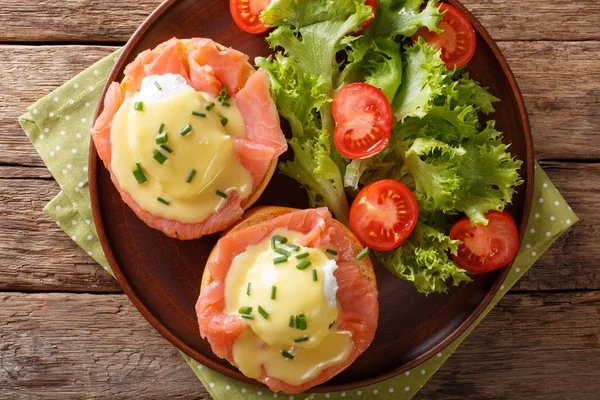Poached eggs with smoked salmon, hollandaise sauce and vegetable — Stock Photo, Image