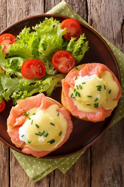Uova in camicia con salmone affumicato, salsa olandese e verdure — Foto Stock