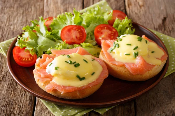 Délicieux œufs benedict au saumon fumé, sauce hollandaise et — Photo