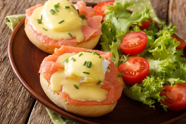 Œufs pochés au saumon, sauce hollandaise et salade de légumes — Photo