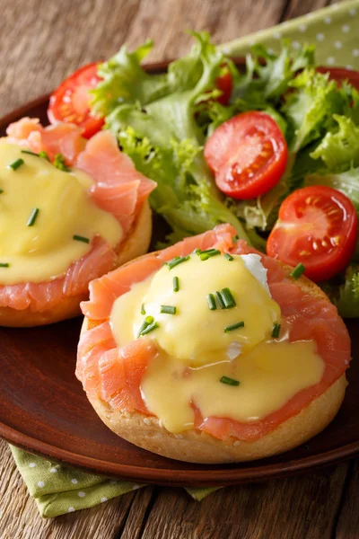 Delicious breakfast: eggs Benedict with salmon and hollandaise s — Stock Photo, Image