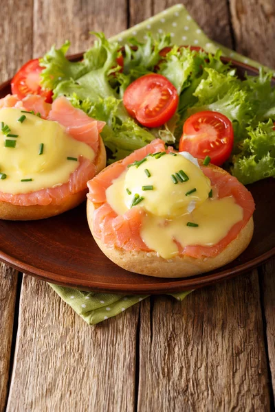 Hearty breakfast: poached eggs with salmon and hollandaise sauce — Stock Photo, Image