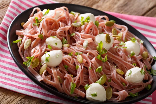 Hemmagjord rödbetor pasta med mozzarella, pumpa frön och persilja c — Stockfoto