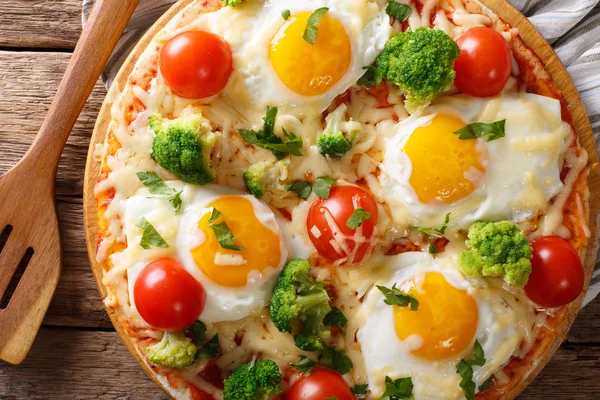 卵、ブロッコリー、トマトのクローズ アップとピザのボリュームたっぷりの朝食 — ストック写真