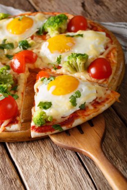 Parça pizza yumurta, brokoli, domates ve maydanoz kapat-u