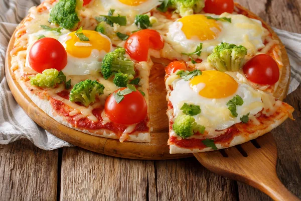 Healthy sliced pizza with eggs, broccoli, tomatoes and parsley c — Stock Photo, Image