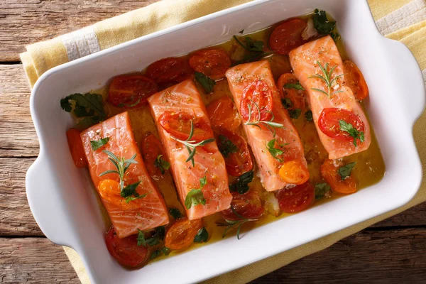慢烤三文鱼和樱桃番茄橄榄油特写。堀 — 图库照片