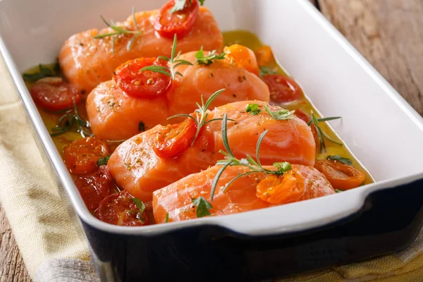 Saumon cuit au four lentement et tomates cerises dans l'huile d'olive gros plan. Hori ! — Photo