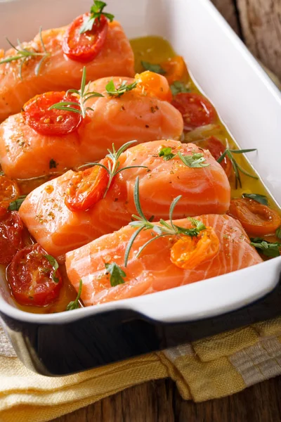 Salmon fillet baked with tomatoes, garlic and rosemary in olive — Stock Photo, Image