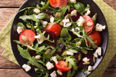Pancar, roka, domates, rokfor peyniri ve pumpki salatası