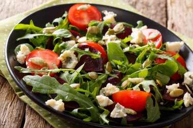 Pancar, roka, domates, rokfor peyniri ile sağlıklı salata