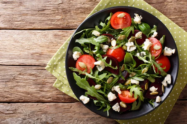 Ensalada fresca con remolacha, rúcula, tomate, queso azul y calabaza — Foto de Stock