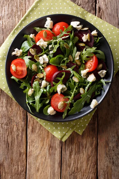 Frisse salade met bieten, rucola, tomaten, blauwe kaas en pumpk — Stockfoto