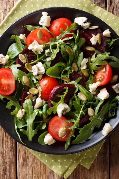 Salat mit Rüben, Rucola, Tomaten, Roquefort-Käse und Kürbis — Stockfoto