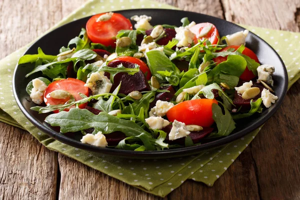 Zelfgemaakte verse salade met bieten, tomaten, rucola en roquefort een — Stockfoto