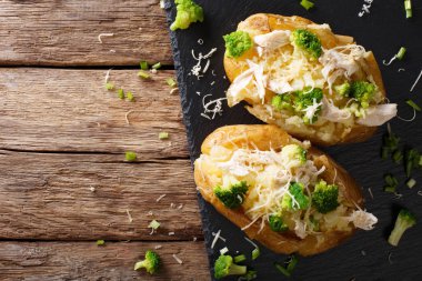 İçten sıcak fırında patates brokoli, tavuk, soğan ve peynir ile