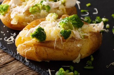 Fırında patates ile brokoli, tavuk, soğan ve peynir yakın çekim. 