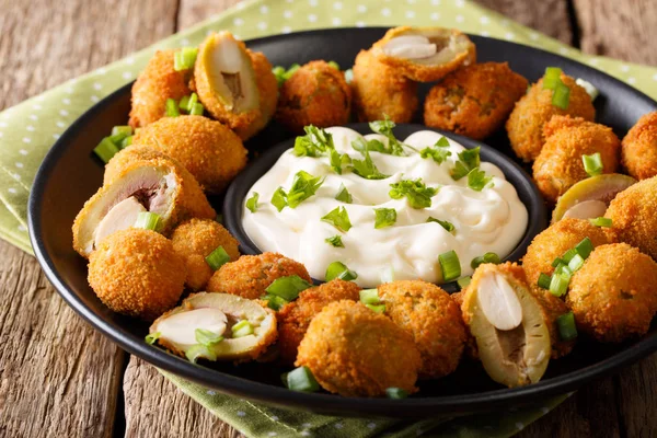 Lanche azeitonas verdes fritas recheadas com amêndoas close-up. Horizont — Fotografia de Stock