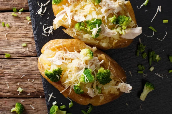 Alimentos saudáveis: batata assada com brócolis, frango e queijo clo — Fotografia de Stock
