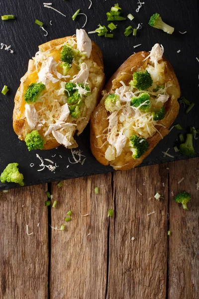 Alimentos saudáveis: batata assada com brócolis, frango e queijo clo — Fotografia de Stock