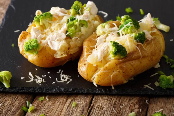 Alimento saludable: patata al horno con brócoli, pollo y queso clo —  Fotos de Stock