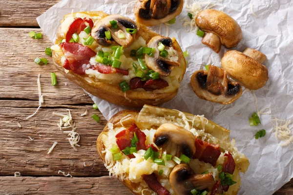 Batatas assadas lentamente com bacon, cogumelos e queijo close-up . — Fotografia de Stock