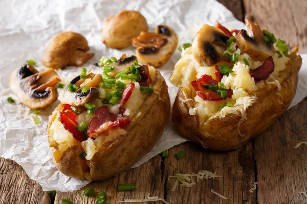 Batatas cozidas quentes saudáveis com bacon, cogumelos, cebolas e queijo — Fotografia de Stock