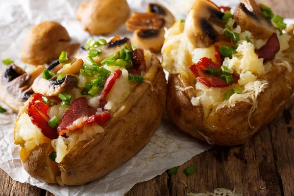 Batatas assadas lentamente com bacon, cogumelos e queijo close-up . — Fotografia de Stock