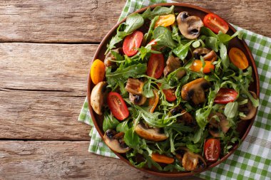 Kızarmış yağlı mantar, roka, domates yakın çekim salatası. H