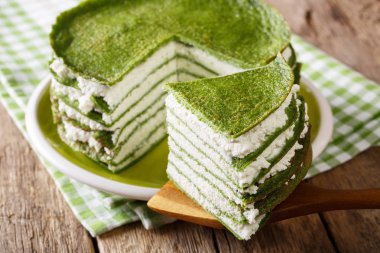 Ispanaklı krep kek krem peynir yakın çekim ile dilimlenmiş. horizonta