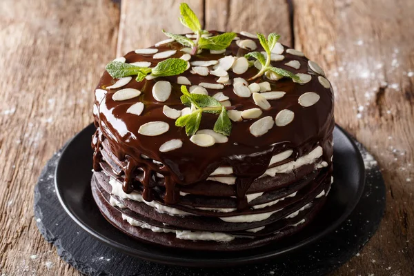 Belos crepes de chocolate com bolo de chantilly decorado sagacidade — Fotografia de Stock