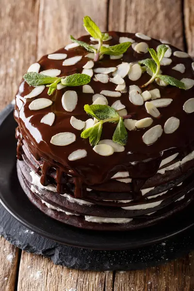 Chocolate crepes cake with whipped cream, almonds and mint. vert — Stock Photo, Image