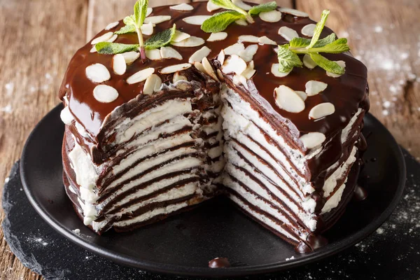 Gâteau de crêpes au chocolat sucré tranché maison avec crème fouettée a — Photo