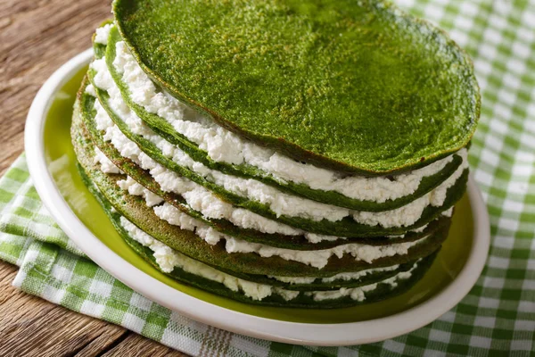Snack cake gemaakt van spinazie pannenkoeken met kwark close-up. — Stockfoto