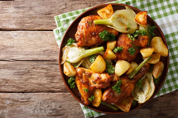 Marokkaans Voedsel: stukjes kip gebakken met venkel en aardappelen — Stockfoto