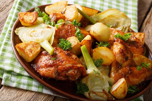 Smakelijke kip gebakken met venkel en aardappelen close-up. horizonta — Stockfoto