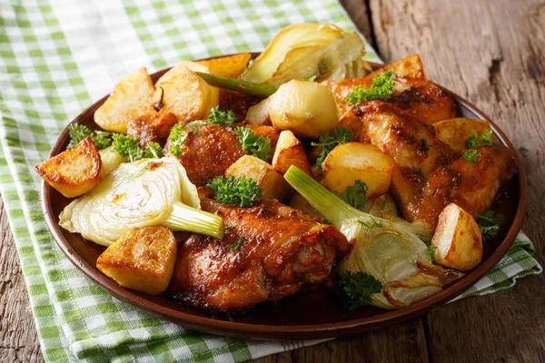 Marokkaanse kip gebakken met venkel en aardappelen close-up. horizo — Stockfoto