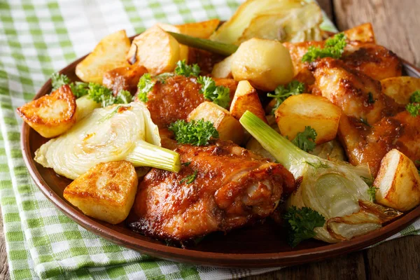 Moroccan food: pieces of chicken baked with fennel and potatoes — Stock Photo, Image