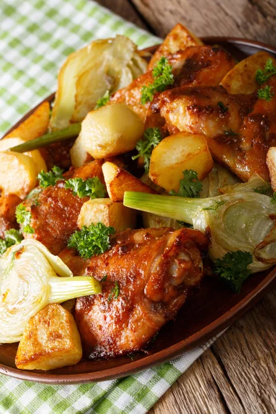 Stukjes kip gebakken met venkel en aardappelen close-up. Verti — Stockfoto